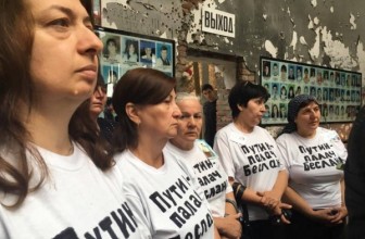 В Беслане во время траурной панихиды задержали нескольких матерей заложников — Они устроили акцию протеста