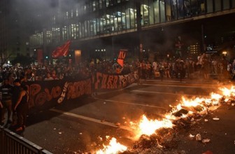 СМИ: В Бразилии проходят протесты против импичмента Дилмы Руссефф — Активисты вступили в столкновения с полицией