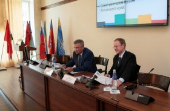 Виктор Томенко: Мы будем развивать практику работы представителей научно-образовательного комплекса в разных структурах при органах власти и учреждениях Алтайского края
