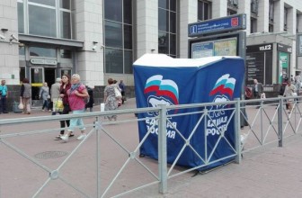 Активистка «Парнаса» пресекла незаконную агитацию за ЕР в Петербурге — У метро «Площадь Ленина»