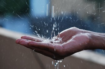 Дождевая вода используется для производства стекла